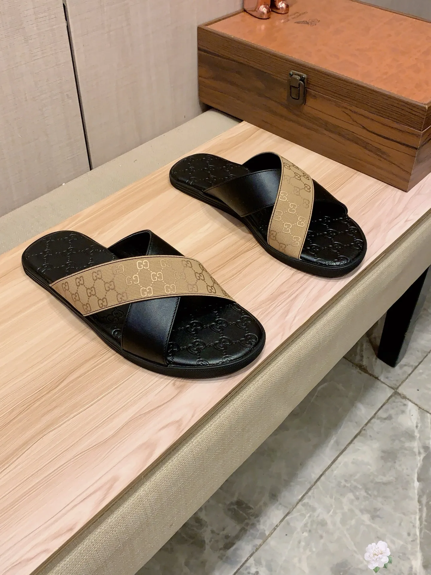 Slippers: New model: Factory price: 260💰💰🎩🎩🔥🔥《 Gucci* 》Series of slippers top purchasing agent🔍🔍Sold at the same time for men, original Italian imported webbing made of selected cowhide, exquisite workmanship,), sole: (super comfortable) original factory special sole, ⚠️exclusive double-layer movable molded sole super comfortable⚠️, real shot🎬the real thing is more beautiful🔍🔍266 regular code 38-44, can be ordered 45.